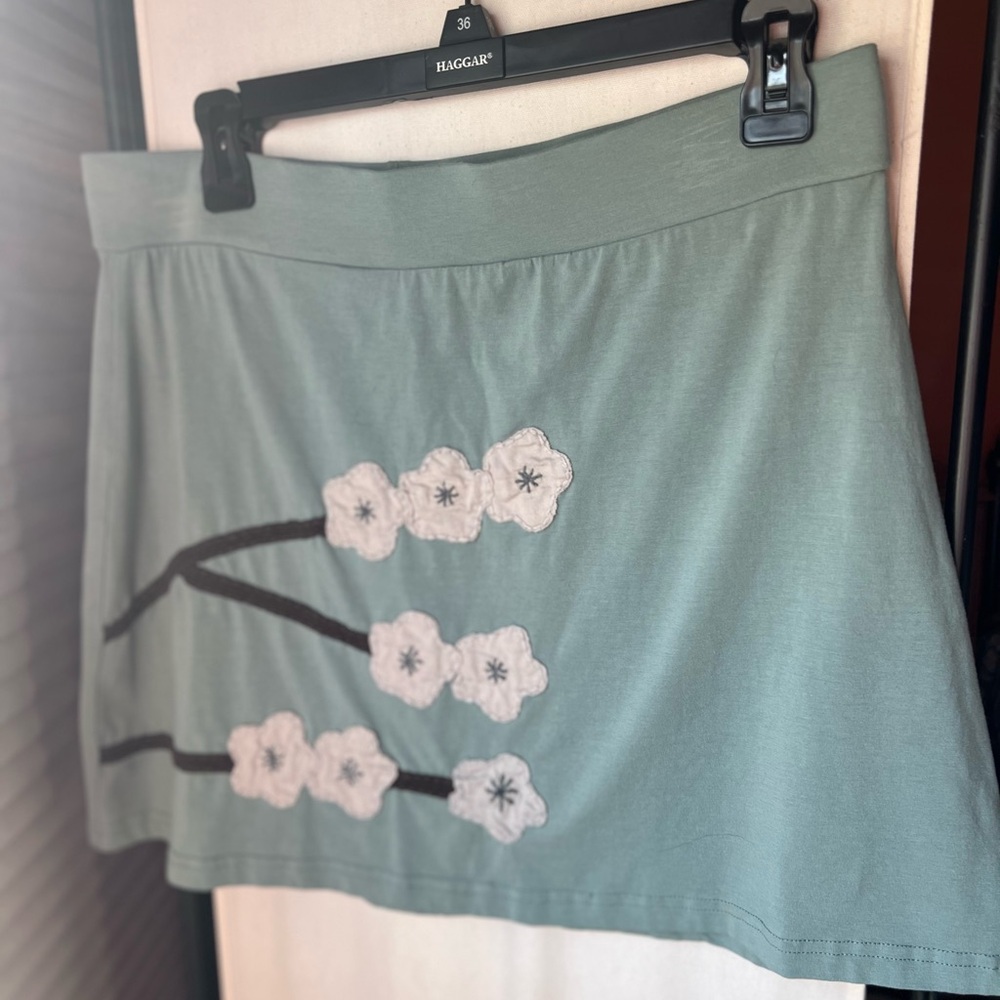 Synergy size large cotton skirt with flower appliqué